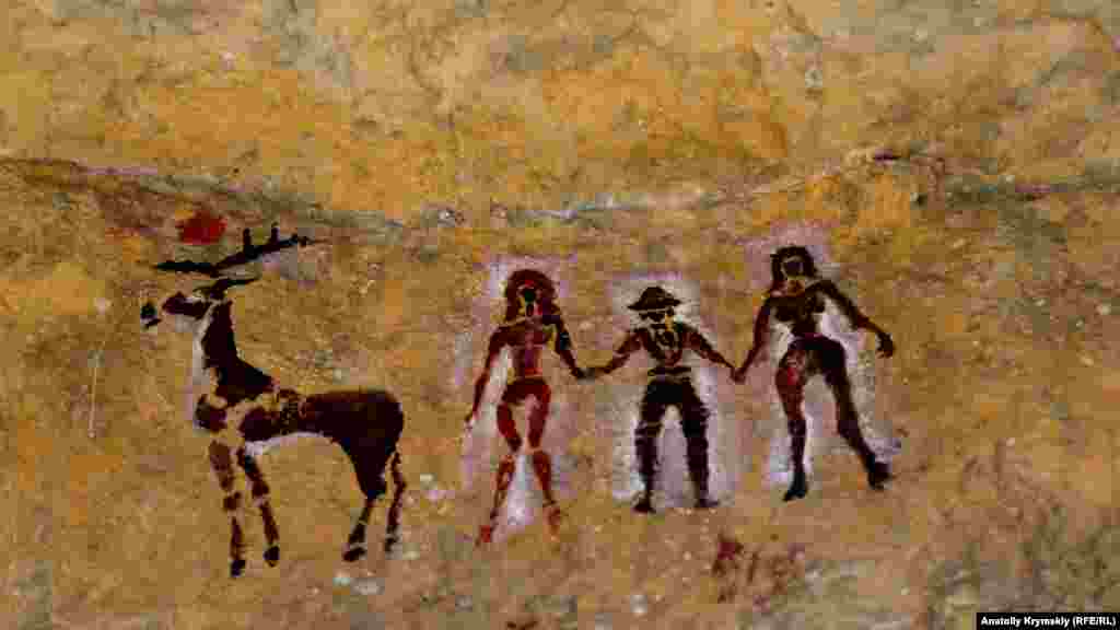 Под скалой – рисунок, стилизованный под живопись каменного века