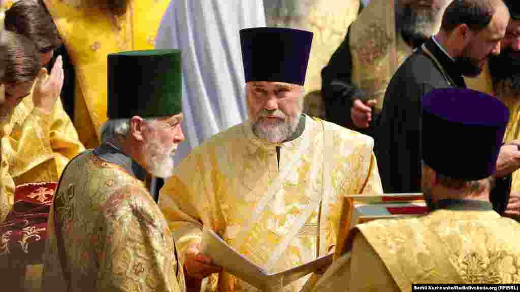 Народний депутат Вадим Новинський (у центрі) також взяв участь у хресній ході. Новинський – олігарх, один із найближчих бізнес-партнерів Ріната Ахметова і восьмий у списку найбагатших українців у цьогорічному рейтингу журналу Forbes