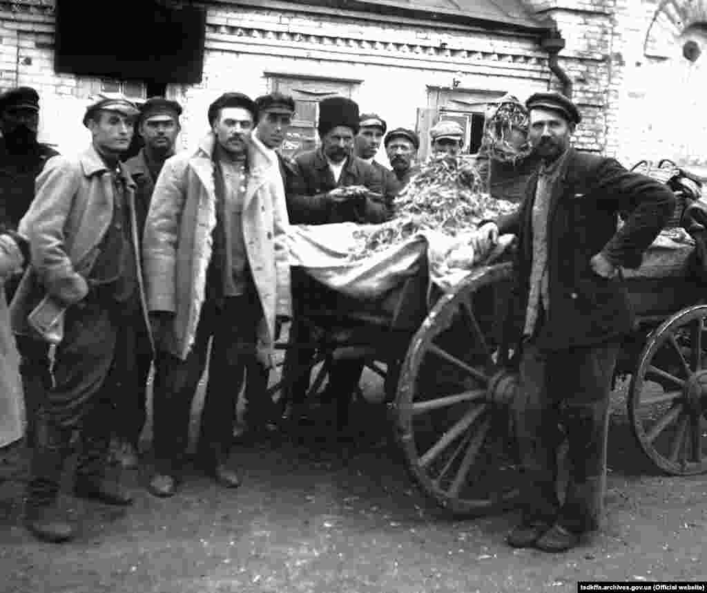 З конфіскованими колосками біля сільради села Удачне Гришинського району Донецької області, 1932 рік