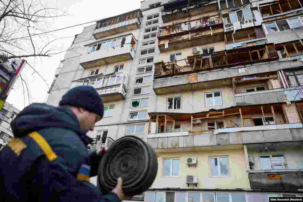 Станом на ранок на місці удару все ще перебували рятувальники