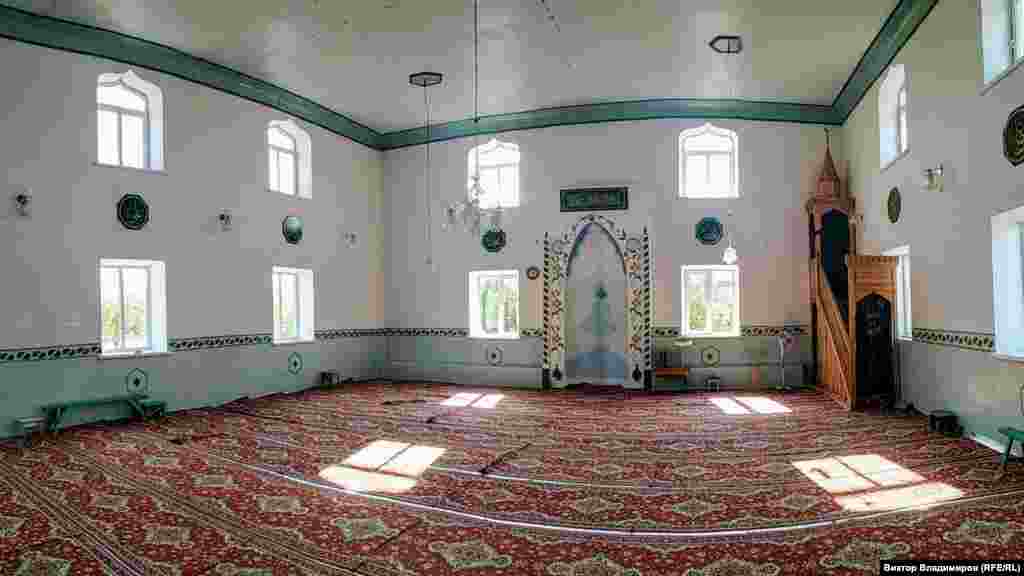 Внутри здания, где проводятся коллективные намазы (молитвы), очень просторно. На полу постелены ковры