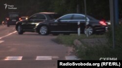 Фото ілюстративне: 28 червня 2019-го «Схеми» зафіксували, як кортеж президента Зеленського залишив територію будинку відпочинку «Конча-Заспа» ДУС