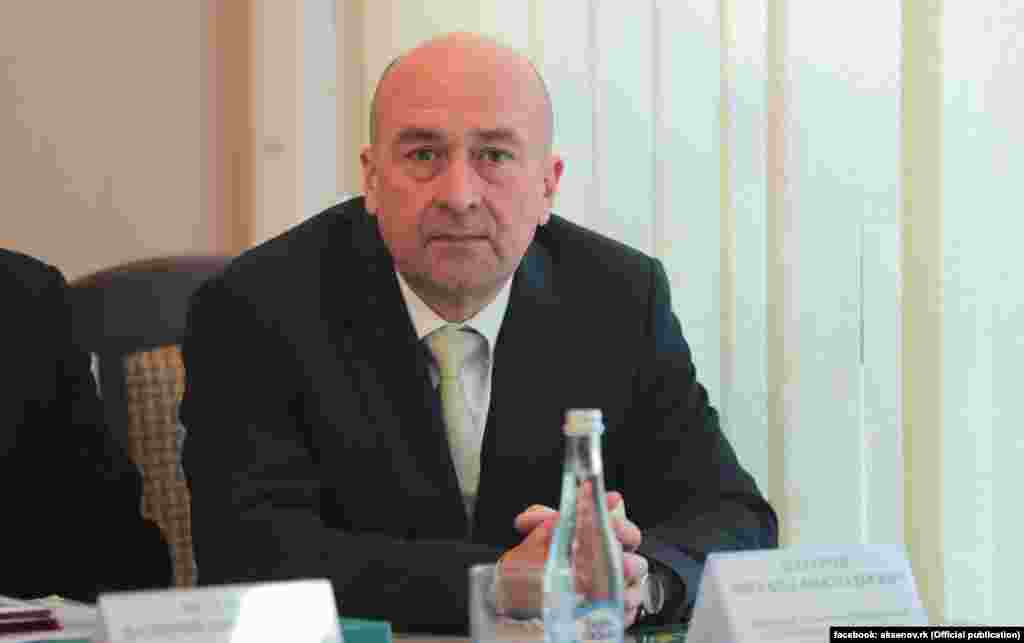 В августе 2019 года управления Следкома по Крыму и Севастополю объединили в одну структуру. Руководителем объединенного управления назначили Владимира Терентьева. Бывшего главу Следкома Крыма (с 2014 года) Михаила Назарова (на фото) отправили на пенсию, но уже в ноябре 2020 года он стал новым российским вице-премьером Крыма