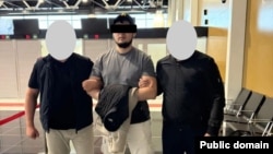 Мунарбек Сайпидинов Кыргызстанга алынып келген учурда тартылган сүрөт.