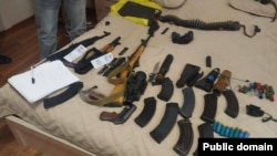 Fotografija Istražnog odbora na kojoj je oružje oduzeto opozicionim aktivistima, 25. juna 2025.