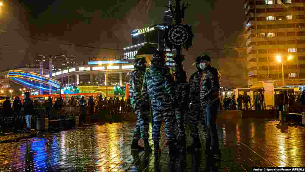 Одно из мест сбора протестующих во время всероссийской акции в поддержку Алексея Навального, Казань, 21 апреля. Произведя ряд задержаний и разогнав остатки протестующих, полиция заняла плацдарм. 