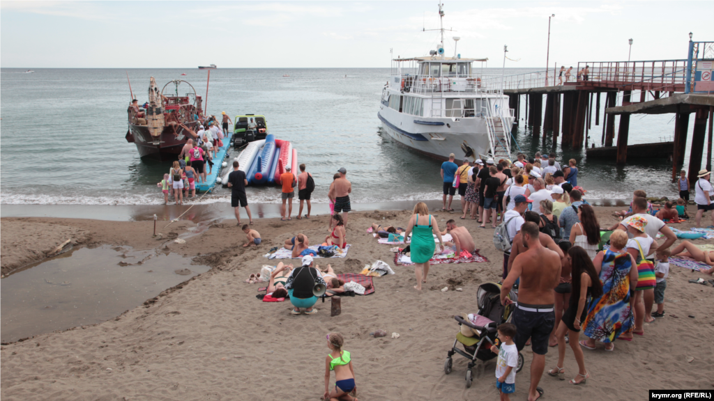 В Судаке популярны морские экскурсии. Туристов возят в Новый Свет и на Царский пляж. Стоимость билета – 1000 рублей (365 гривен) за взрослого и 700 рублей (255 гривен) за ребенка от 6 до 12 лет 