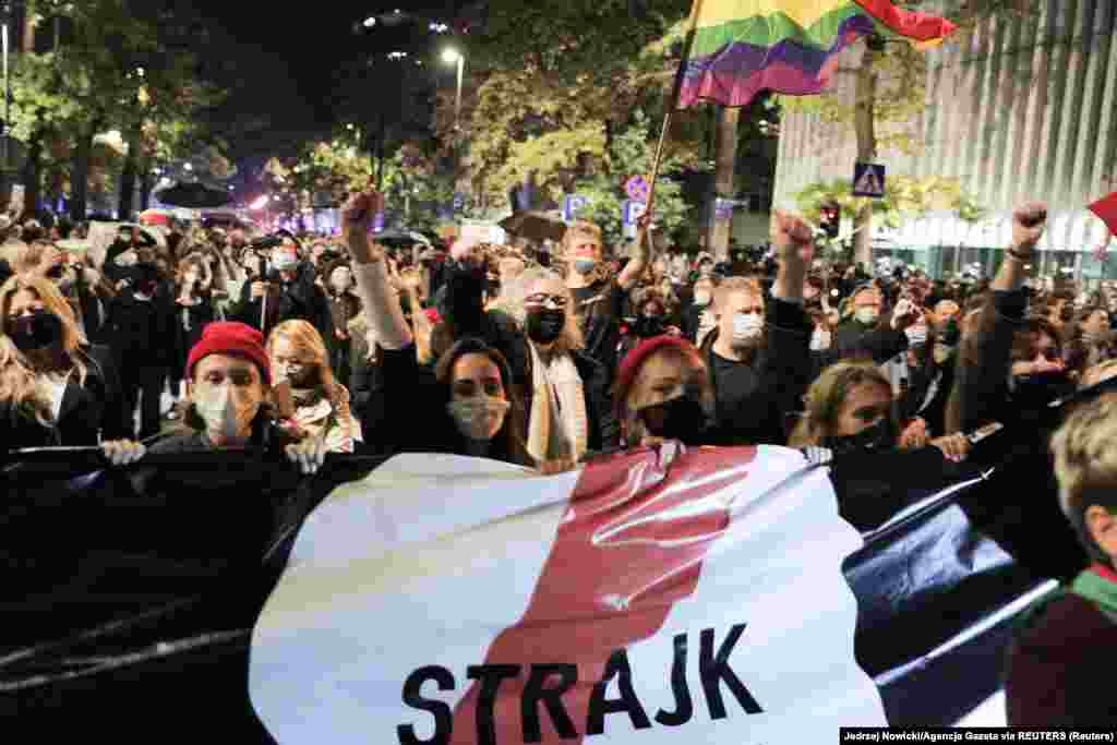 Під час протесту перед будівлею Конституційного суду у Варшаві, 22 жовтня 2020 року
