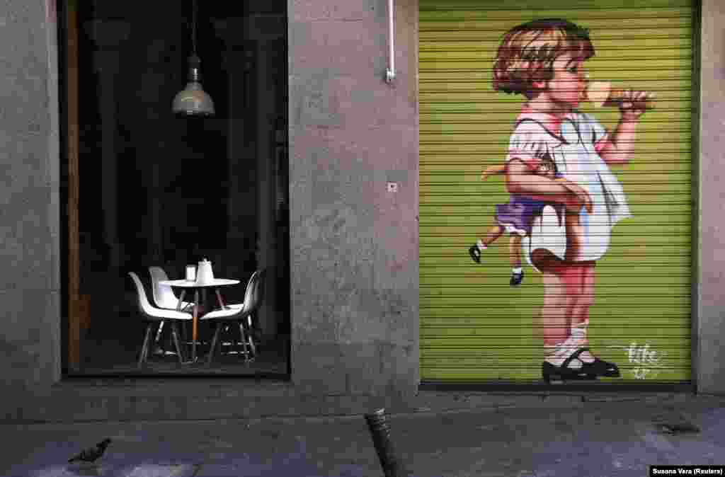 Уряд дозволив виходити на вулицю для походу в продуктовий магазин, аптеку або для покупки товарів першої необхідності. На фото зачинена у зв'язку з карантином джелатерія в Мадриді