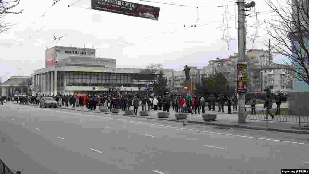 В том, что это не толпа, а хорошо организованная и проплаченная массовка, уверены все, кто с этим «коллективом» имел дело. Редкая сплоченность, решимость мгновенно кинуться в драку, твердое знание и выполнение каждым своей роли – «рабочего», «домохозяйки», «ветерана» - с регулярным повторением чеканно сформулированных постулатов, годных для любой дискуссии, выделяют этих профессиональных провокаторов.