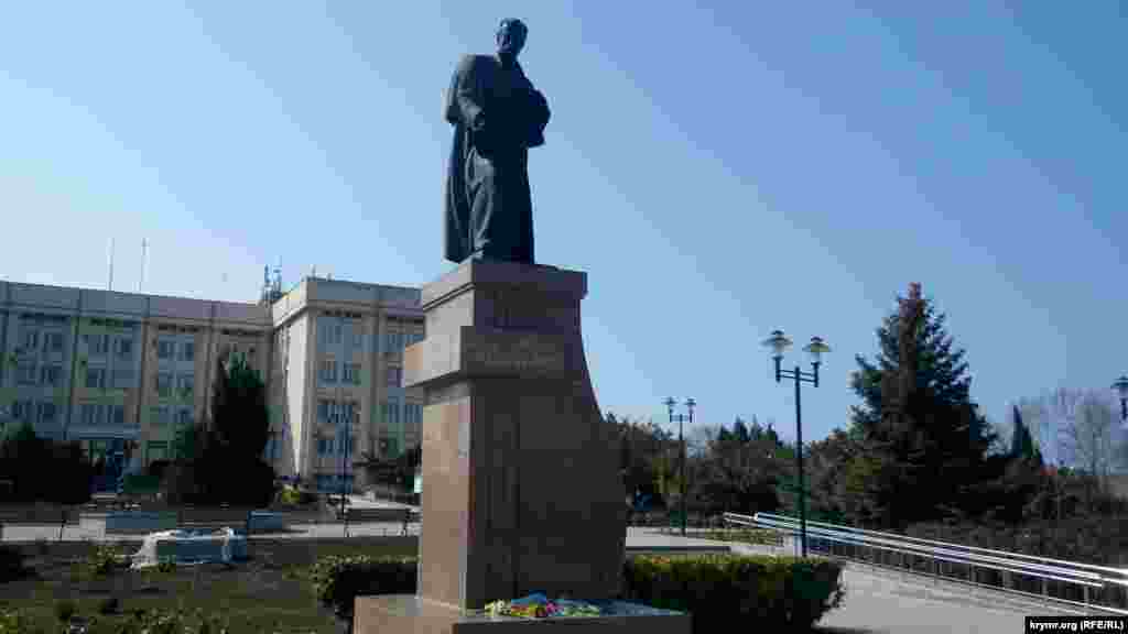 В Севастополе к памятнику приносили цветы в тонах украинского флага – желтые нарциссы, синие ирисы, гиацинты, мимозы, розы, тюльпаны. Памятник Тарасу Шевченко в Севастополе установлен недалеко от моря – в сквере перед Гагаринской районной администрацией. Памятник пострадал во время ремонтных работ в ноябре 2020 года. Строители проехали тяжелой техникой по его основанию и отбили несколько гранитных плит с нижних ступенек. Лишь после массовых обращений жителей российские власти восстановили поврежденные участки