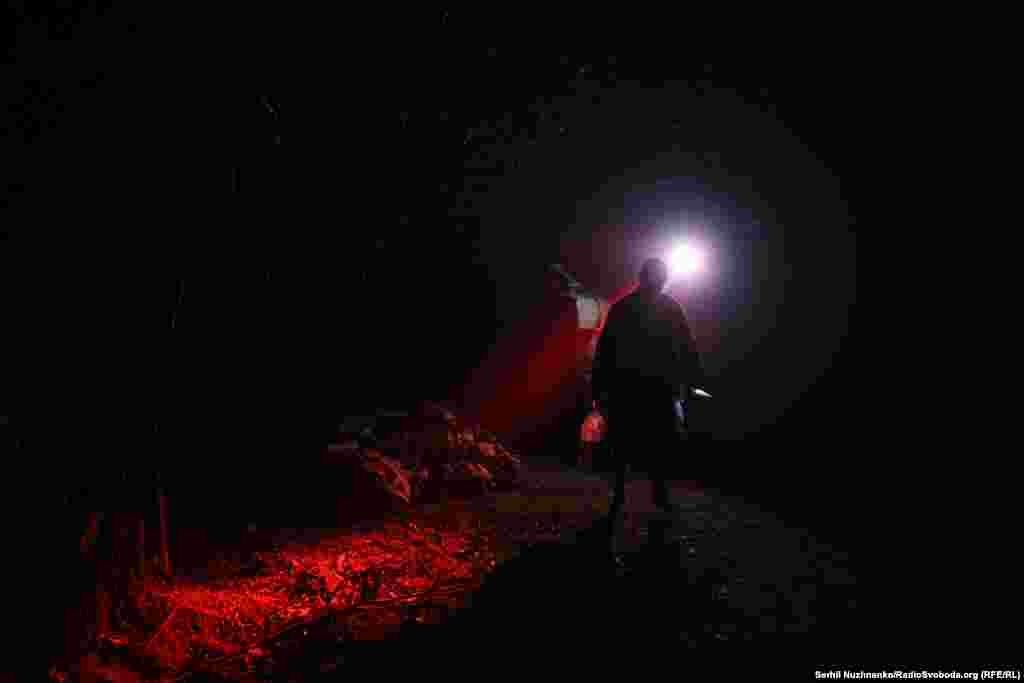 Ніч, район Костянтинівки на Донеччині, ми зустрічаємось на «точці» з військовими, які мають доправити до позиції мінометників продукти та інші необхідні речі. Вони оглядають старенький «Хаммер» перед виїздом, для якого, мабуть, це не перша війна