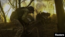 Українські військові ведуть артилерійських вогонь по російських військах на Запоріжжі, березень 2025 року