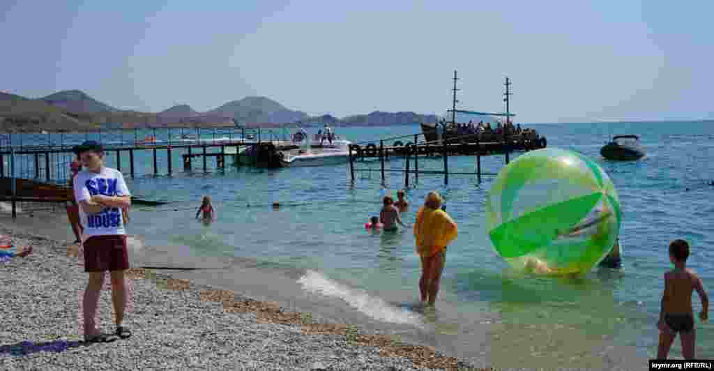 Тем не менее владельцы местных отелей сетуют на неудачный сезон – поток туристов упал даже по сравнению с прошлым годом