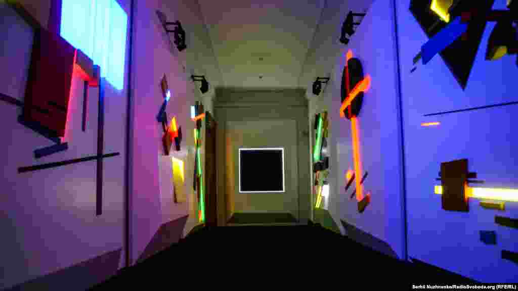 «Творити – значить жити, вічно створювати нове і новіше» – Казимир Малевич Виставка «Малевич. Поза межами полотна» буде тривати в Адміністрації президента понад три місяці. Щоб потрапити на виставку, присвячену Малевичу, потрібно заповнити онлайн-форму. Екскурсії для відвідувачів проводять щовихідних.