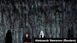 Владимир Путин (слева) и патриарх Кирилл на открытии "Стены скорби" в Москве, 30 октября 2017