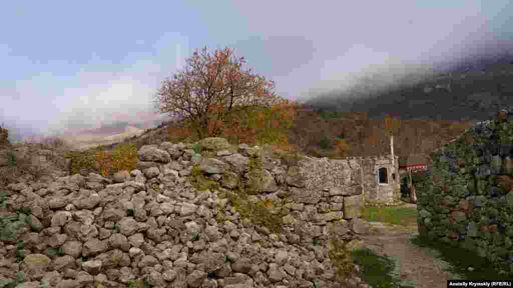 Крепость раскинулась у западного подножия Южной Демерджи, недалеко от знаменитой «Долины привидений»