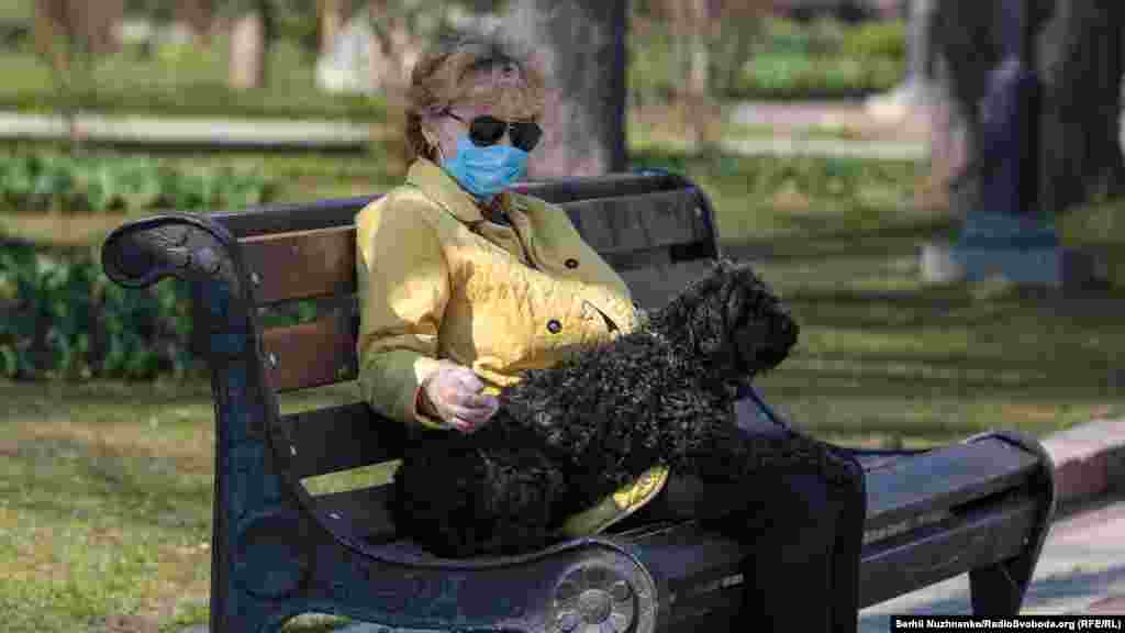 А ось із тваринами на вулицю можна. Домашні улюбленці потребують гуляти на свіжому повітрі, таким чином рятуючи своїх господарів від чотирьох стін  