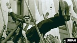 Люди качають на руках тодішнього депутата, колишнього політв’язня Левка Лук'яненка біля будинку українського парламенту, святкуючи проголошення України незалежною державою. Київ, 24 серпня 1991 року