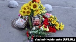 Квіти на місці вбивства журналіста Павла Шеремета у Києві