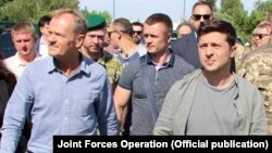 Голова Європейської ради Дональд Туск (л) та президент України Володимир Зеленський у Станиці Луганській, 7 липня 2019 року