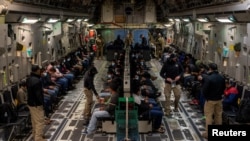 ამერიკული სამხედრო თვითმფრინავი, რომელსაც გაძევებული მიგრანტები არიზონის შტატიდან ერთ-ერთ ლათინურამერიკულ ქვეყანაში გადაჰყავს.