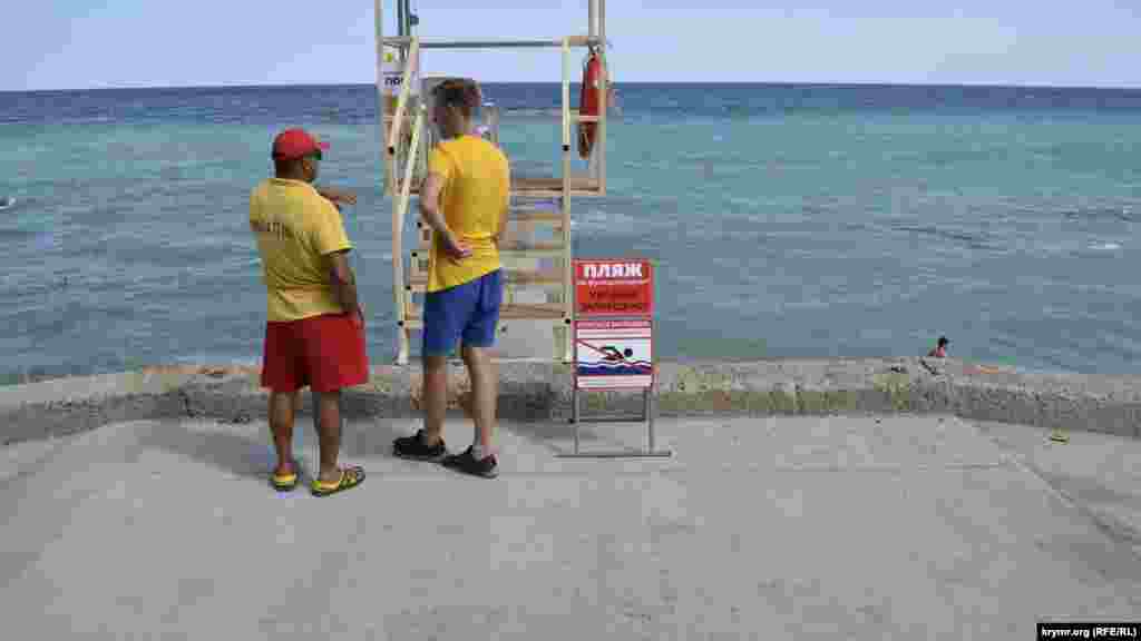 На пляже установлена раздевалка. Сразу же за ней оборудован бесплатный душ. Однако туалета нет, искать его необходимо на соседних пляжах. За ситуацией на пляже следят двое спасателей, рядом с которыми установлена табличка «Пляж не функционирует. Купаться запрещено»