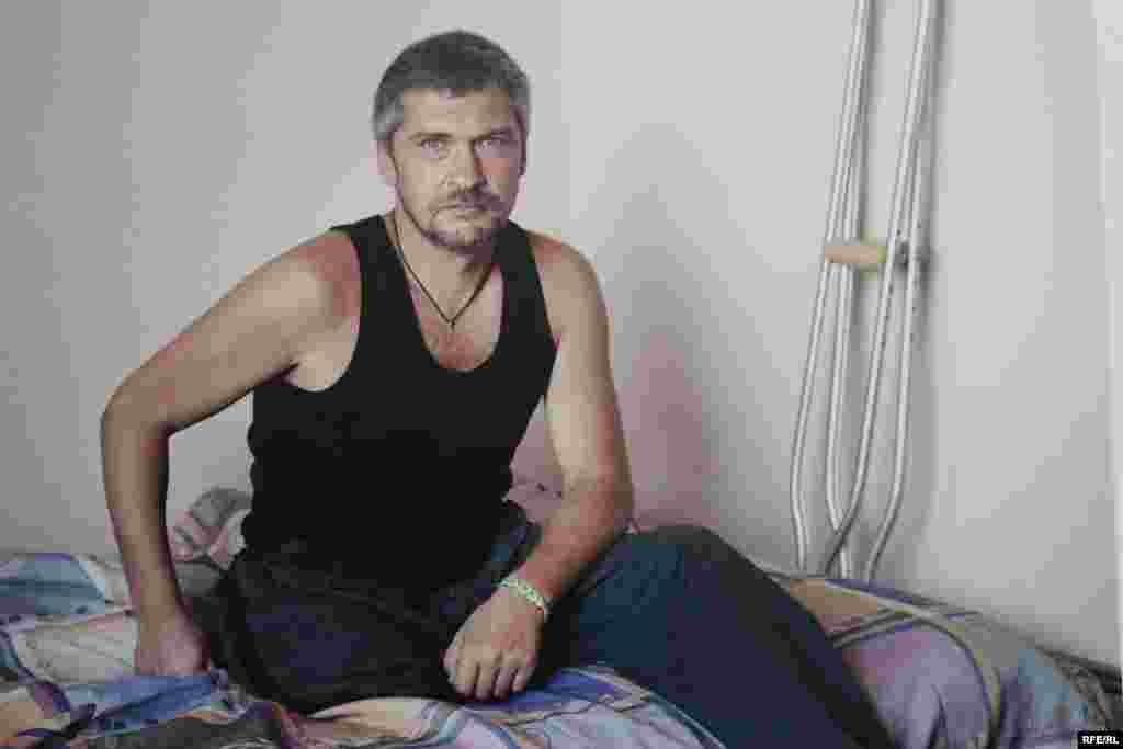 Донос Володимир. 42-річний учитель фізкультури. 42 батальйон, солдат-санітар. Отримав поранення у "котлі" під Іловайськом 28 серпня. ; доби пролежав у лісопосадці з відірваною стопою. Був у полоні ДНР. Ампутація ноги. Фото Олександра Чекменьова