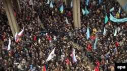 Линия разделения пророссийских и проукраинских демонстрантов в Симферополе 26 февраля 2014 года