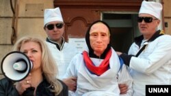 Акция протеста против аннексии Крыма Россией в Одессе в марте 2014 года: активисты привезли человека в маске Владимира Путина в психиатрическую больницу