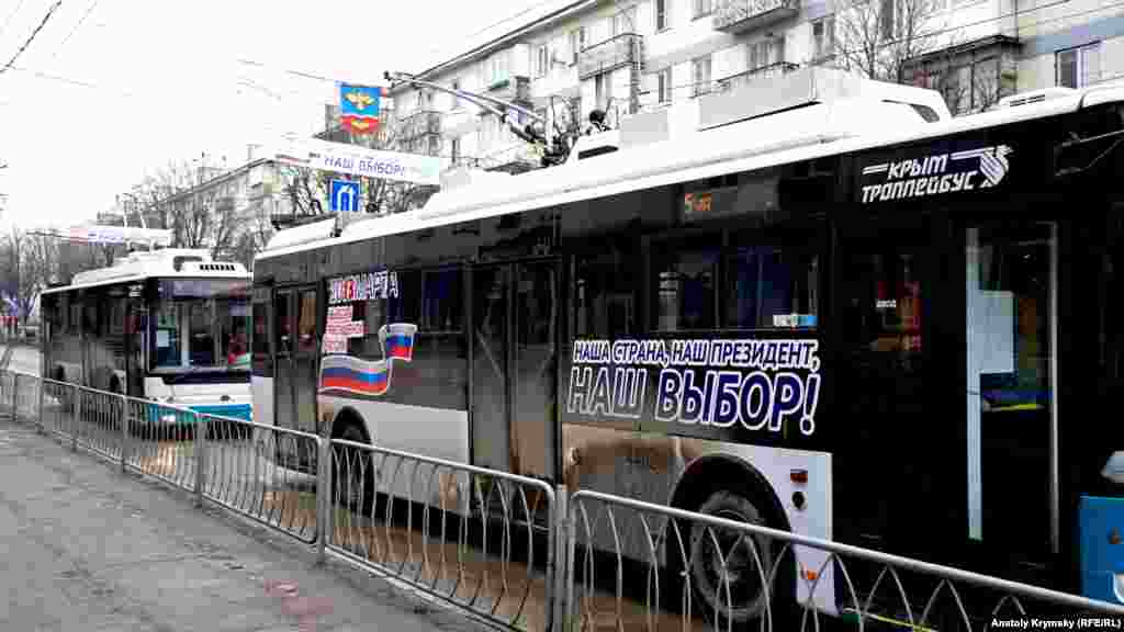 Чуть ли не каждый второй троллейбус в Симферополе – в такой предвыборной расцветке