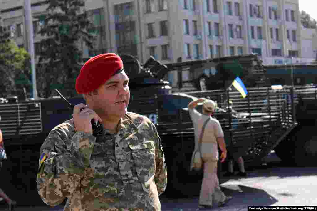 На площі біля Запорізької обласної ради до свята – виставка діючої бойової техніки запорізьких частин, поряд чергують військові