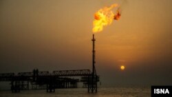 عکس آرشیوی از یک سکوی نفتی در خلیج فارس