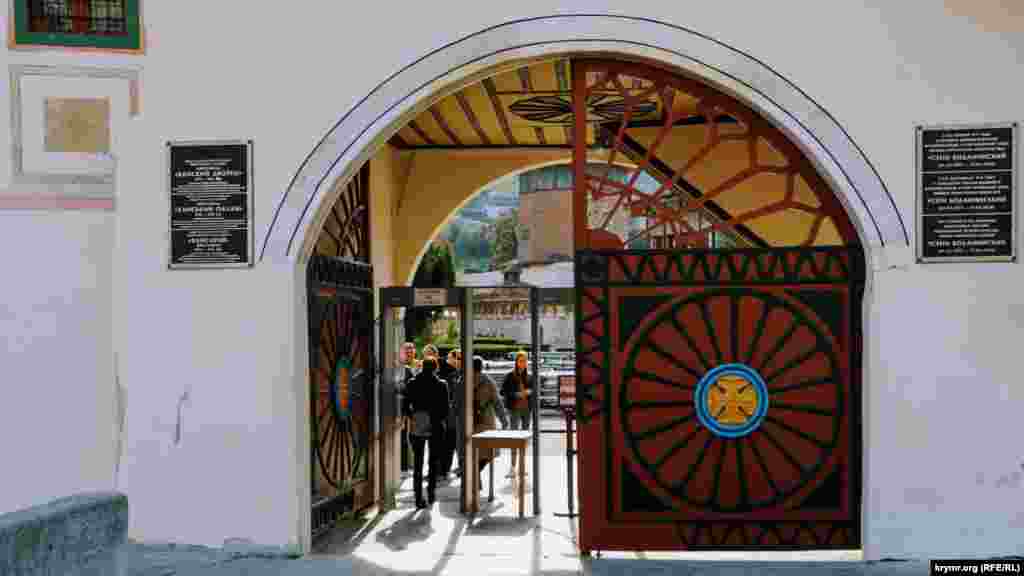 У главного входа – металлическая рамка. Чтобы прогуляться по территории дворца необходимо заплатить 100 рублей (41 грн) за человека. В стоимость не входит посещение музеев внутри комплекса