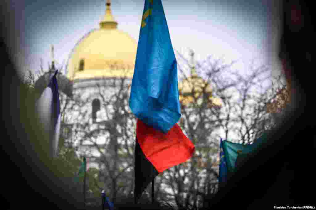 Прапор «Правого сектора» на мітингу