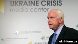 Американський сенатор Джон Маккейн під час візиту до України, 4 сентября 2014