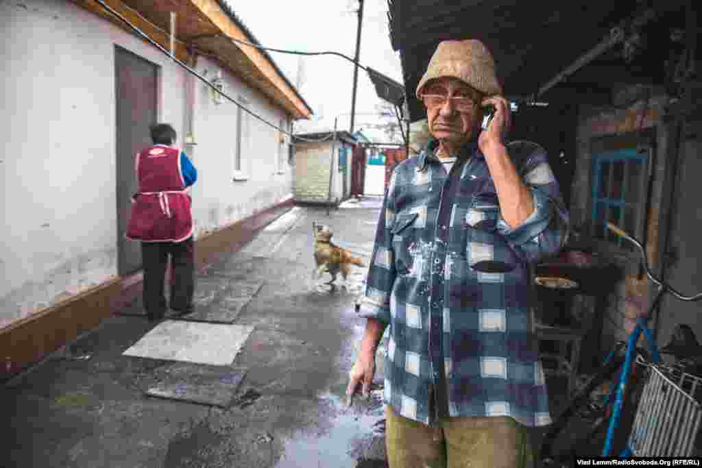 Олександр Іванович разом із дружиною Ольгою Володимирівною живе в селі Первомайське. Зараз, у період затишшя на фронті, вони роблять ремонт у домі його покійної матері. Самі живуть в іншому своєму будинку неподалік