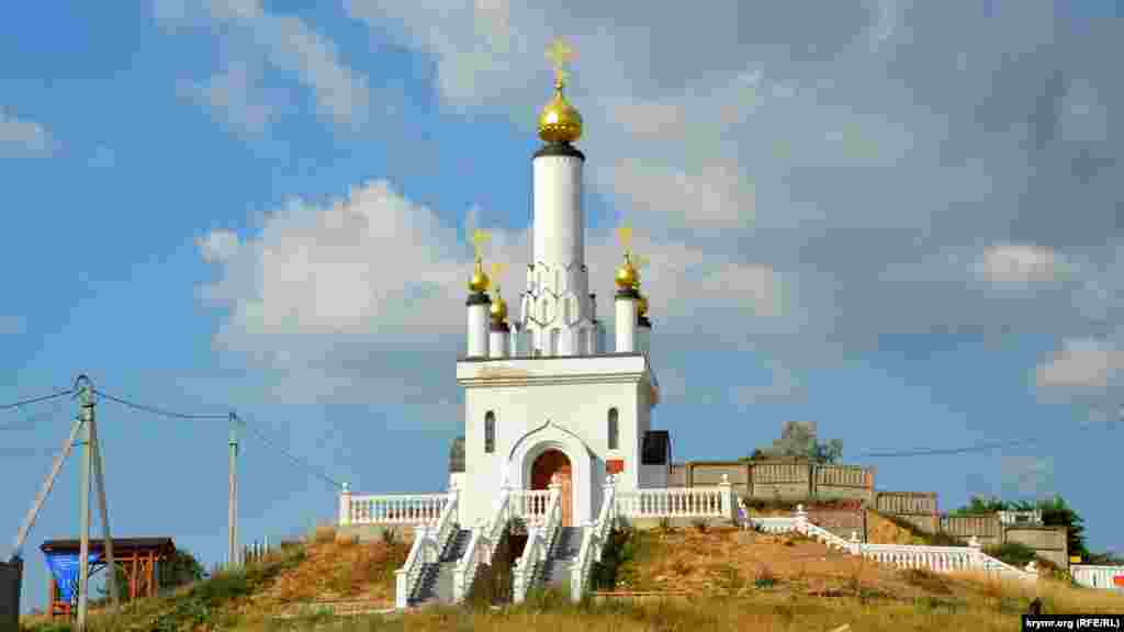 На соседнем с батареей холме – построенная в 2002 году Церковь новомученников и исповедников российских