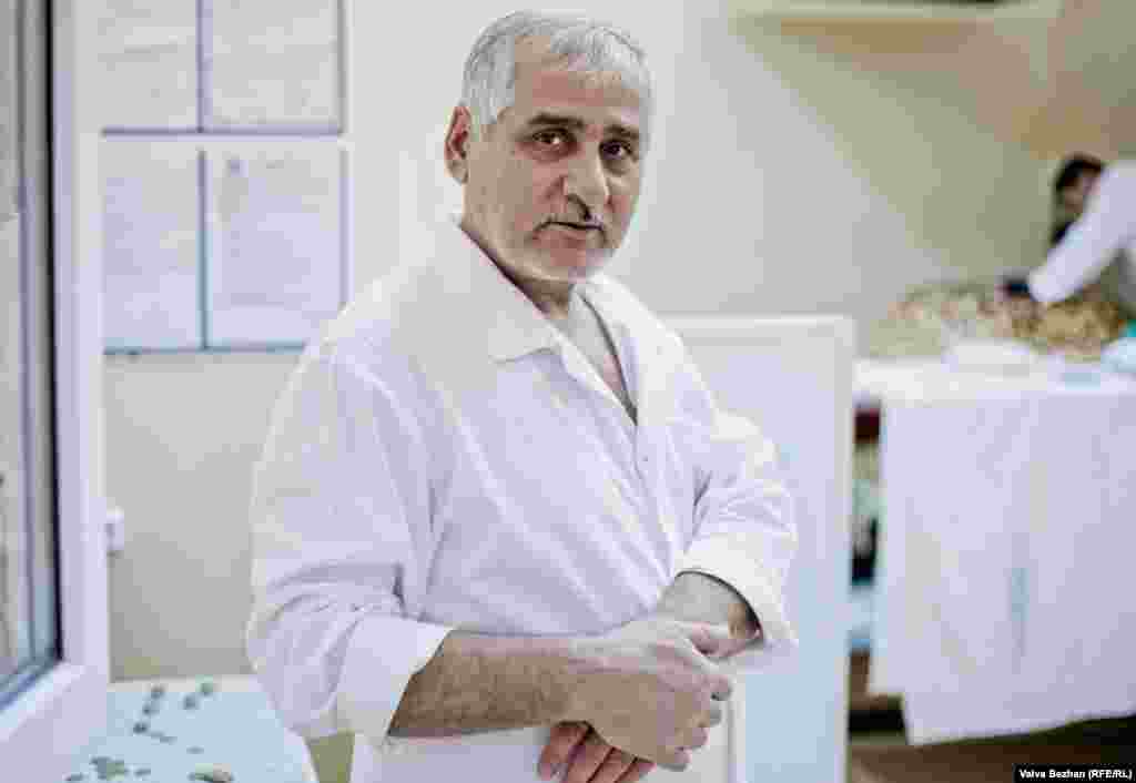 Абдулла, приехавший из Таджикистана, управляет традиционной пекарней с двумя афганскими пекарями. Уроженец Душанбе, Абдулла работает здесь уже 10 лет. «Наш язык, еда и культура одинаковы, поэтому приятно работать здесь с моими афганскими сотрудниками», – говорит 62-летний Абдулла. 