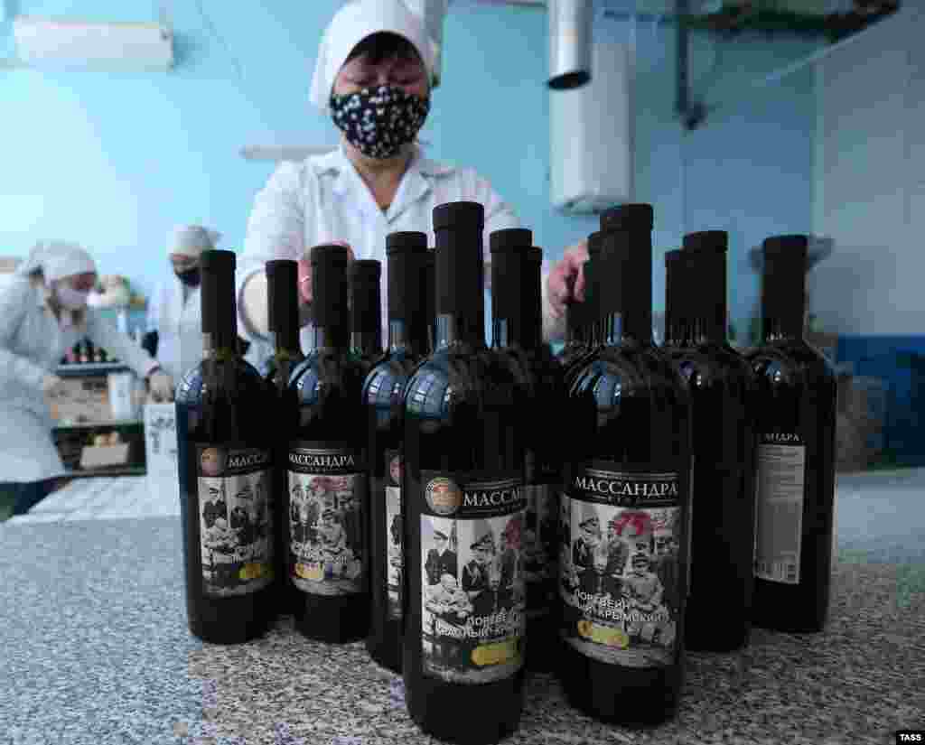 Некоторым жителям Крыма разрешено передвигаться по территории полуострова даже во время действия режима самоизоляции. Например, работникам винзавода «Массандра». Для этого они получают специальную справку от работодателя