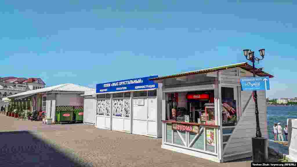 Біля входу на «Хрустальний» – адміністрація пляжу і медпункт