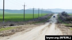Дорога в поселок Курортное в Ленинском районе Крыма