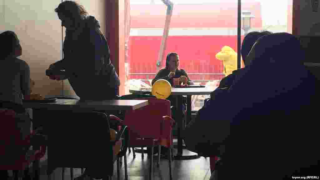 Супы стоят по 75 рублей (37 грн) за порцию, а стоимость стандартного гамбургера здесь составляет 50 рублей (25 грн), чизбургера – 60 рублей (30 грн)