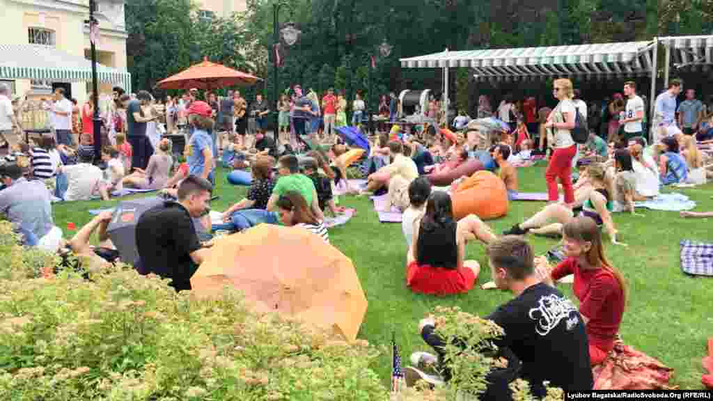 Поп-корн, хот-доги, рок-н-рол – так описують атмосферу свята відвідувачі вечірки