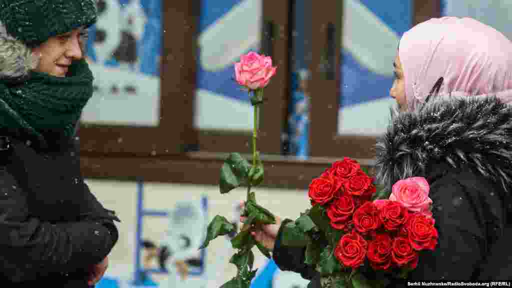 В Киеве в понедельник, 1 февраля, шел снег. Температура воздуха днем составляла -4...-6 °С. Но непогода не напугала участниц акции 