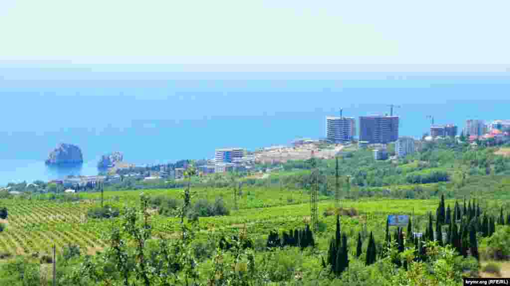 Если присмотреться с другой стороны, то можно понять, что это еще и место постоянной борьбы строительных полигонов с зеленью, место встречи крупных капиталов с непроходимым жлобством