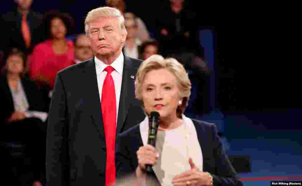 2016 рік: Перші дебати між Дональдом Трампом і демократкою Гілларі Клінтон зібрали перед екранами 84 мільйони телеглядачів у США, що є рекордом для дебатів і рідкістю в епоху цифрового стрімінгу. У другому турі теледебатів кандидати обмінювалися образами. Клінтон звинуватила Трампа в сексизмі щодо жінок, на підставі виявленого відеозапису за 2005 рік. У відповідь Трамп заявив, що чоловік кандидатки, колишній президент США Білл Клінтон, у значно гіршому ставленні до жінок.  На третьому турі дебатів Трамп назвав Клінтон «мерзенною жінкою»