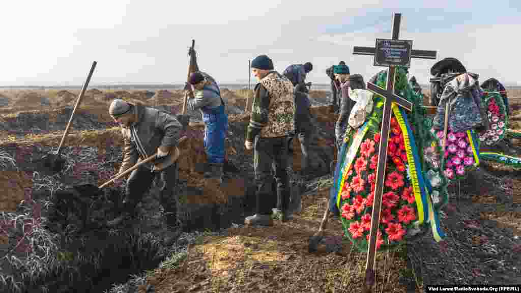 На могили бійців встановили таблички з написом «Тимчасово невстановлений Захисник України» 