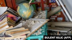 Зруйнований клас у школі, яку влучили російські ракети в селі Зелений Гай на півдні України між Херсоном і Миколаєвом