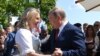 На своєму весіллі у 2018 році колишня міністерка закордонних справ Австрії Карін Кнайсль танцювала з президентом Росії Володимиром Путіним, а тепер вона увійшла до ради директорів державної компанії «Роснефть»